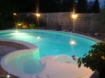 Extérieur de la maison au crépuscule